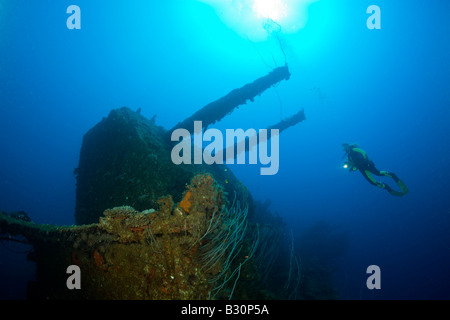 Taucher und Twin 8 Zoll 55 Kaliber Pistole auf USS Saratoga Marshallinseln Bikini Atoll Mikronesien Pazifik Stockfoto