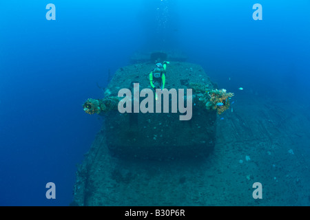 Taucher und Twin 8 Zoll 55 Kaliber Pistole auf USS Saratoga Marshallinseln Bikini Atoll Mikronesien Pazifik Stockfoto