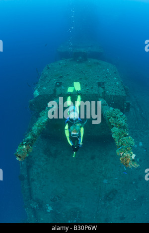 Taucher und Twin 8 Zoll 55 Kaliber Pistole auf USS Saratoga Marshallinseln Bikini Atoll Mikronesien Pazifik Stockfoto