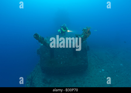 Taucher und Twin 8 Zoll 55 Kaliber Pistole auf USS Saratoga Marshallinseln Bikini Atoll Mikronesien Pazifik Stockfoto