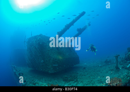 Taucher und Twin 8 Zoll 55 Kaliber Pistole auf USS Saratoga Marshallinseln Bikini Atoll Mikronesien Pazifik Stockfoto