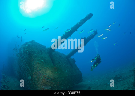 Taucher und Twin 8 Zoll 55 Kaliber Pistole auf USS Saratoga Marshallinseln Bikini Atoll Mikronesien Pazifik Stockfoto