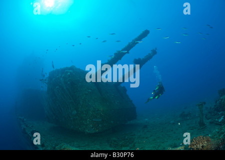 Taucher und Twin 8 Zoll 55 Kaliber Pistole auf USS Saratoga Marshallinseln Bikini Atoll Mikronesien Pazifik Stockfoto