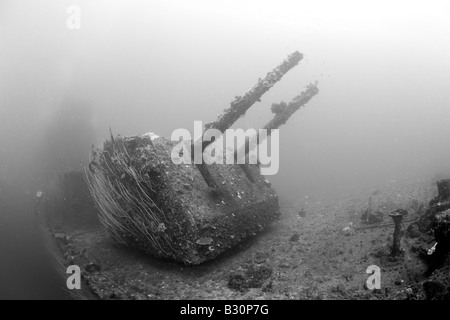 Zwei 8-Zoll-55 Kaliber Pistole auf USS Saratoga Marshallinseln Bikini Atoll Mikronesien Pazifik Stockfoto