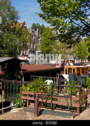 Detail eines Hausboots an einem Kanal in Amsterdam Stockfoto