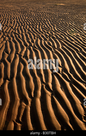 Wellen im Sand verlassen, nachdem die Flut "North Norfolk" UK zurückzieht Stockfoto