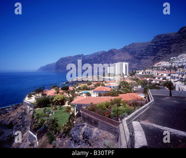 Los Gigantes - Ansicht mit Los Gigantes Hotel unterstützt durch die herrlichen Klippen Stockfoto