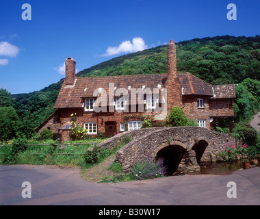 Malerische Lastesel Brücke und auf dem Land an Allerford im Exmoor National Park Stockfoto