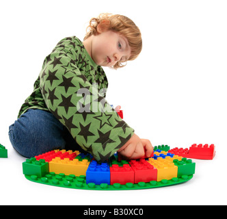 kleine Jungen spielen mit Legosteinen Stockfoto