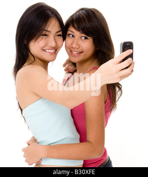 Zwei nette junge Frauen nehmen Sie ihr Bild mit einem Telefon Stockfoto