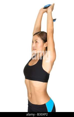 Eine weibliche Fitness-Trainer zeigt die Endposition der Trizeps extension Stockfoto