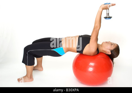 Eine weibliche Fitness-Trainer zeigt die Endposition des Trizeps nosebreaker Stockfoto