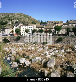 Stadt am Fluss Tarn in der Nähe von Quelle des Flusses LE PONT DE MONTVERT TARN Frankreich Stockfoto