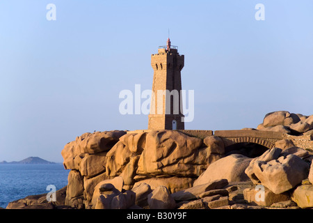 Sonnenuntergang über Felsen und Leuchtturm am Pars Kamor Ploumanach Breton Corniche Côte de Granit Rose Cotes d Armor Bretagne Frankreich Eur Stockfoto