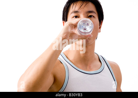 Eine asiatische Sportler trinkt Wasser nach dem Training Stockfoto