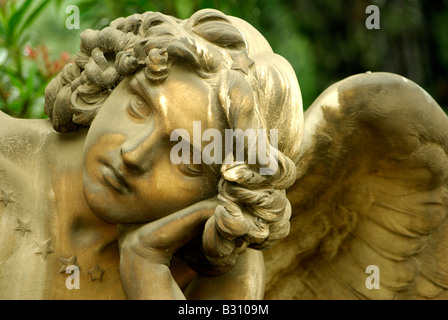 Engel Statue Skulptur mit Kopf einerseits nachdenklich in die Ferne schauen Stockfoto