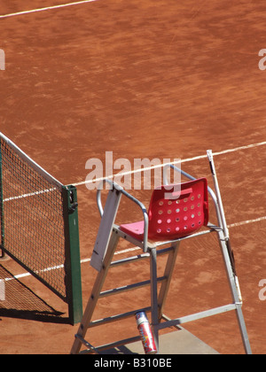 Schiedsrichters Stuhl am Tennisplatz in Sonne Stockfoto