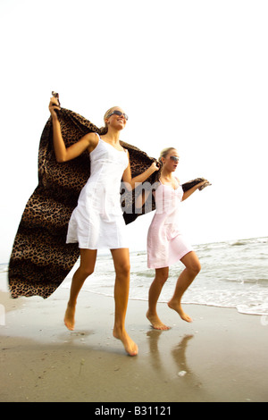 zwei junge Frauen am Meer Stockfoto