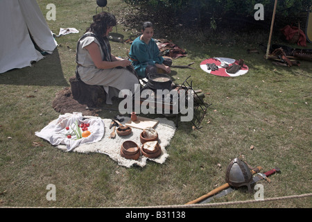 Mutter und Tochter von Romano-Briten mal kochen bei Living History-Reenactment Stockfoto