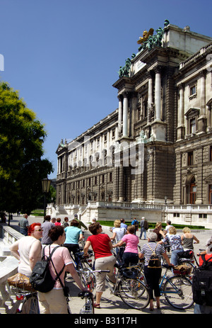 die Ostseite der Hofburg in Wien mit Gruppe Teilnahme an einer geführten Radtour der Stadt Stockfoto