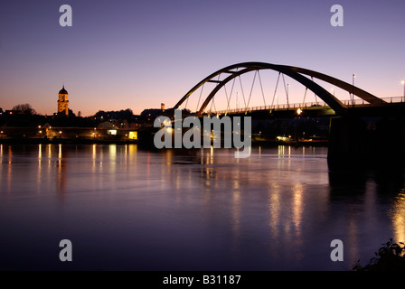 moderne Brücke über die Donau bei Vilshofen in Niederbayern in der Dämmerung Stockfoto