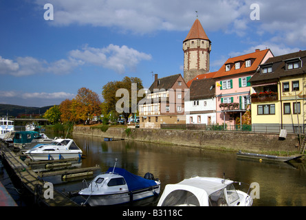 Blick über den Fluss Tauber Wertheim mit Spitzer Turm und zahlreiche Fluss Boote Stockfoto