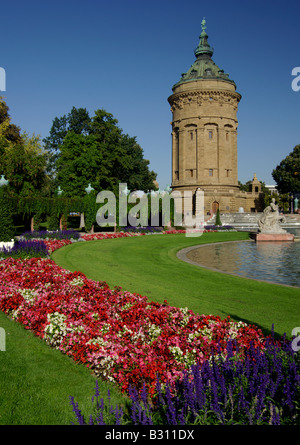 Wasserturm in Mannheim, Deutschland, mit Blumenbeeten und Springbrunnen Stockfoto