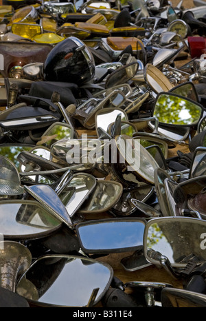 Motorrad Spiegel für Verkauf in Flohmarkt ausgeht, in der Nähe von Nyons, Provence, Frankreich Stockfoto