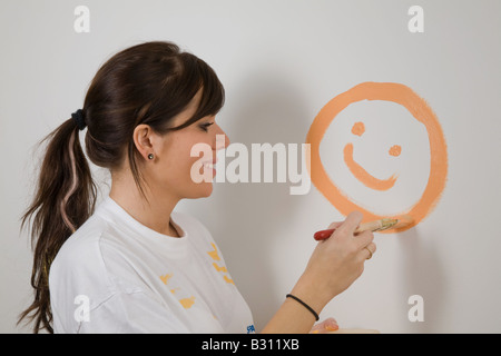 Junge Frau malt ihre Wohnung Stockfoto