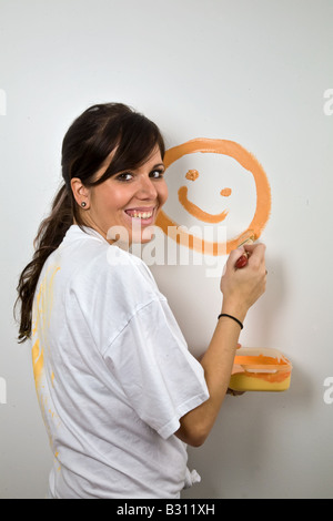 Junge Frau malt ihre Wohnung Stockfoto