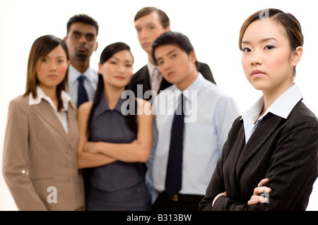 Eine junge Frau (im Fokus) steht vor ihrer Business-team Stockfoto