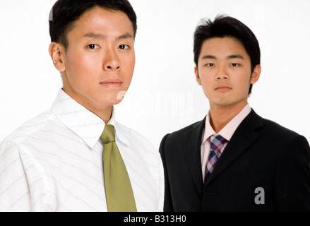 Junge asiatische Geschäftsmann steht man vor einem Kollegen Stockfoto