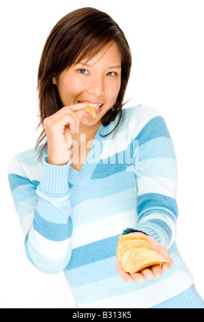 Eine süße junge Asiatin bietet einige Chips in ihrer hand Stockfoto