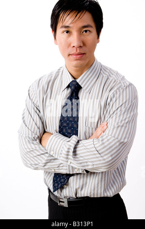 Junge asiatische Geschäftsmann mit verschränkten Armen Stockfoto