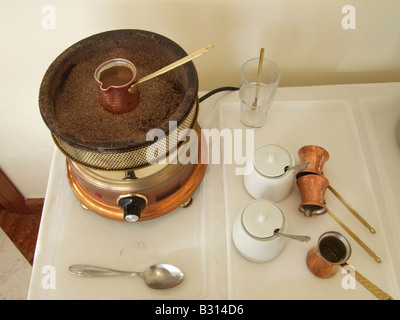 Griechenland langsam kochen griechischen Kaffee auf einem Elektro-Kochplatte Stockfoto