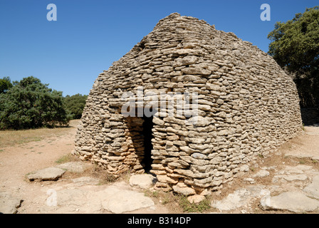 Zerstörer - mittelalterliche Trockenstein-Hütte in Südfrankreich Stockfoto