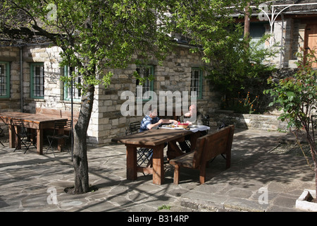 Griechenland-Epirus-Zagororia-Mikro-Papigko Dörfer befindet sich im Nationalpark Vikos Aoos Dorfzentrum Stockfoto