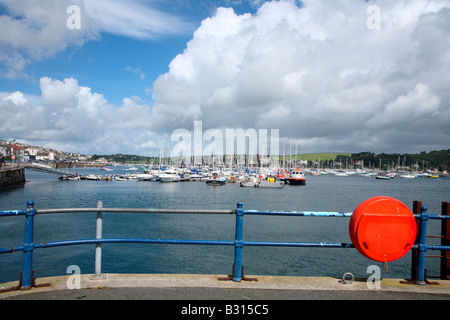 Mit Blick auf Boote vertäut am Fluss Fal in Falmouth, Cornwall UK Stockfoto