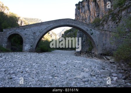 Griechenland-Epirus-Zagori Pindos Gebirge 2 gewölbt alten stillgelegten Steinbrücke über ein trockenes Flussbett Stockfoto