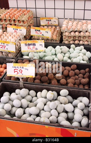 Vogeleier gefärbt in verschiedenen Farben in einem chinesischen Supermarkt in Peking. Stockfoto