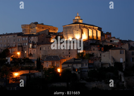 Stadt Gordes in Südfrankreich in der Nacht Stockfoto