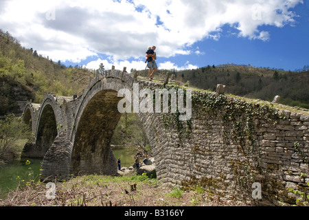 Griechenland-Epirus-Zagori-Pindos-Bergen der Plakidhas Steinbrücke Stockfoto