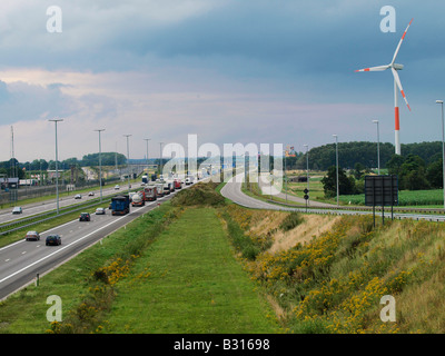 Einen fast endlosen Strom von LKWs fahren Richtung Norden nach den Niederlanden auf der belgischen E19-Autobahn in der Nähe von Hazeldonk Stockfoto