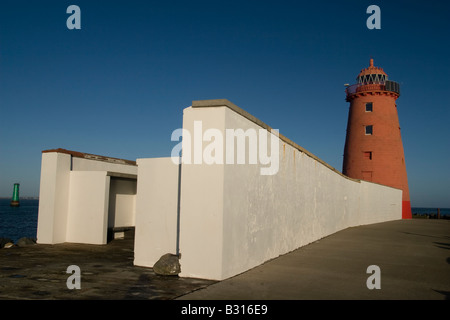 Poolbeg Leuchtturm bei Sonnenuntergang mit einem klaren blauen Himmel. Stockfoto