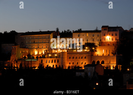 Nachts beleuchtet Stadt Gordes im südlichen Frankreich Stockfoto