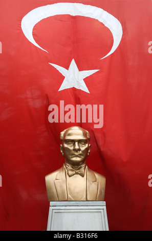 TUR der Türkei Istanbul-Büste von Atatürk türkische Flagge Stockfoto