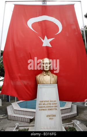 TUR der Türkei Istanbul-Büste von Atatürk türkische Flagge Stockfoto