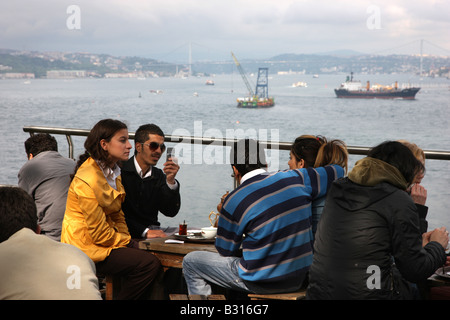 TUR der Türkei Istanbul Teagarden in Gulhane Park am Topkapi-Palast mit Blick auf den Bosporus Stockfoto