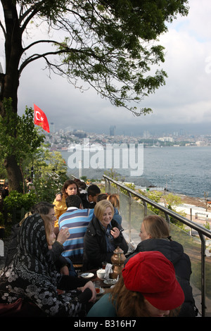 TUR der Türkei Istanbul Teagarden in Gulhane Park am Topkapi-Palast mit Blick auf den Bosporus Stockfoto