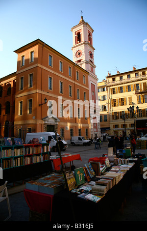 Büchermarkt in Place Rosetti im Herzen der Altstadt von Vieux Nizza, Côte d ' Azur, Frankreich Stockfoto